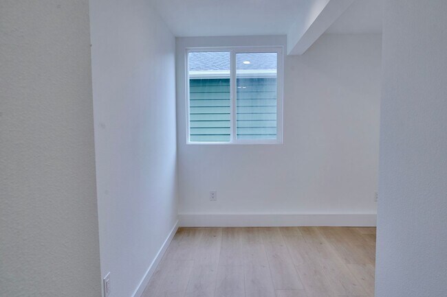 Building Photo - 4 bedroom Home on Highland St in Tacoma - APPLICATION PENDING