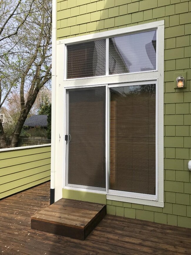 Building Photo - 3911 NE 9th Ave