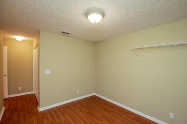 Building Photo - 256 Kensington Way