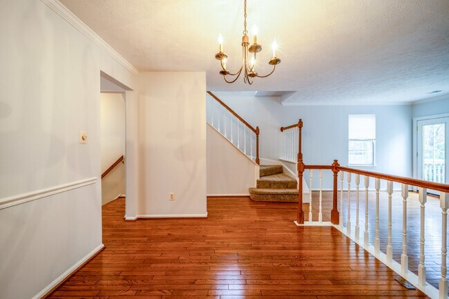 Building Photo - Three-level end unit townhome!