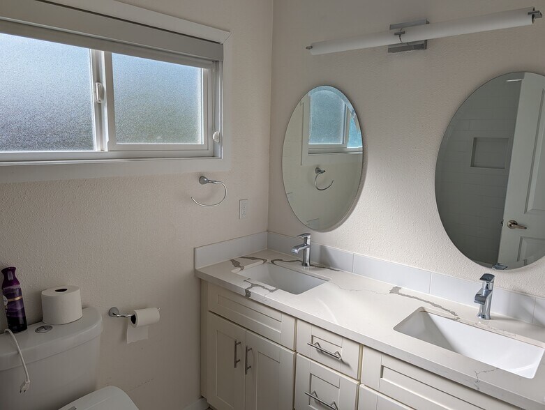 Dual vanities - 487 Tuscarora Dr