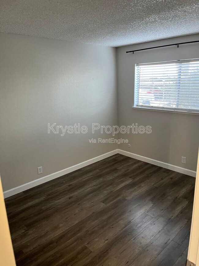 Building Photo - 1060 Oak Grove Rd