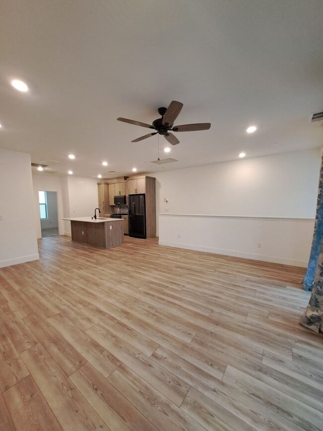 Building Photo - Fresno 3BR Pet-Friendly Townhouse with Community Amenities!