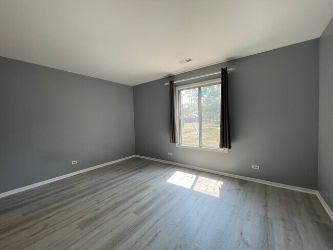 Building Photo - 1655 Dover Ct