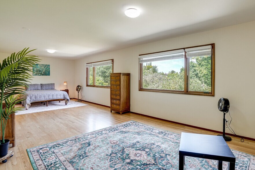 Building Photo - 714 Crestview Dr