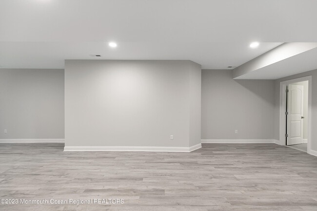 Building Photo - 402 6th Ave