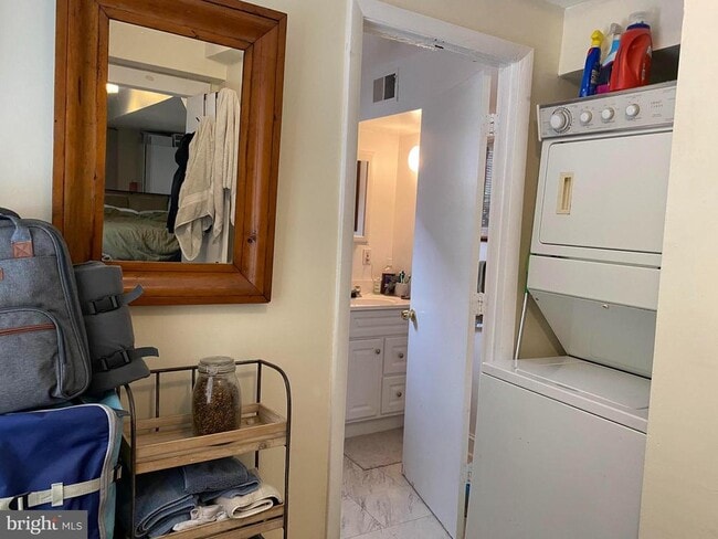 Building Photo - 229 S Ann St