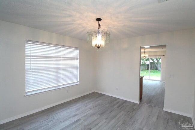 Building Photo - 2432 Gulf Breeze Ave