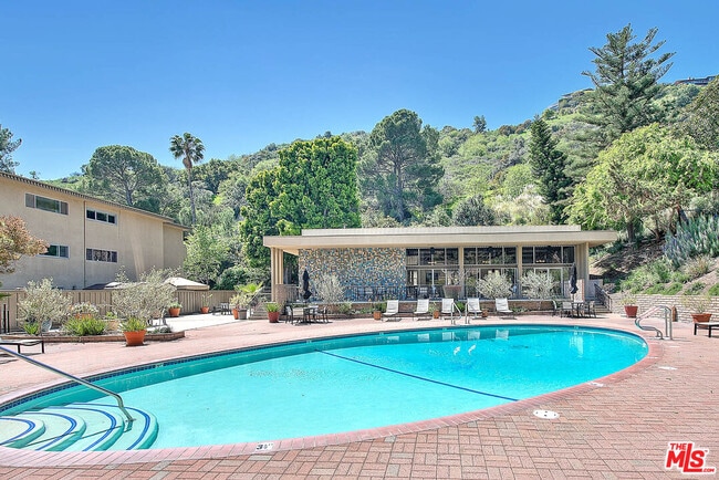 Building Photo - 6752 Hillpark Dr