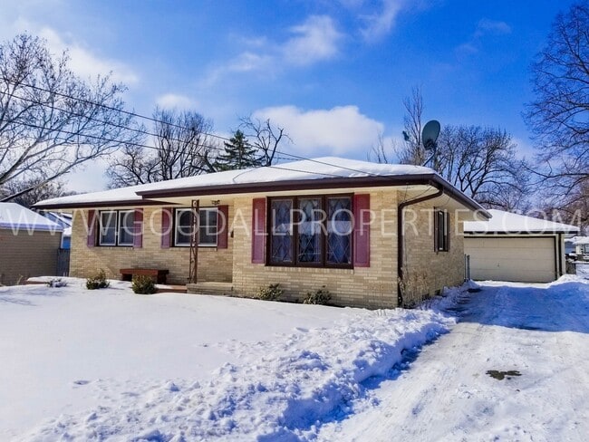 Building Photo - 3 Bedroom Ranch in Urbandale