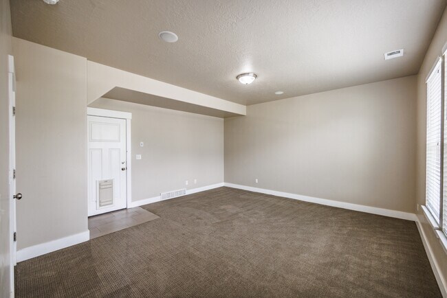 Building Photo - 972 S High Ridge Dr