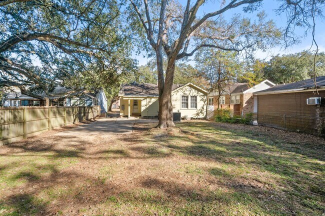 Building Photo - 1630 College Dr