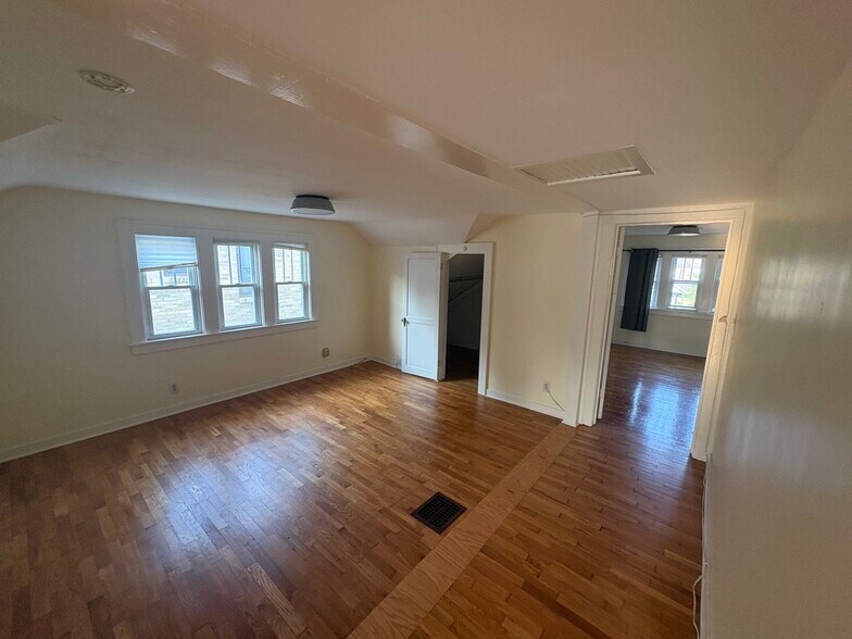 Building Photo - 1027 Benjamin Ave SE