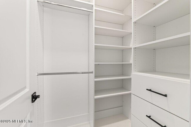 Building Photo - 46 Thatcham Dr