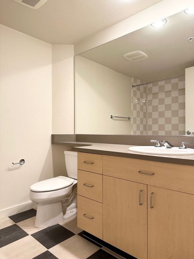 Building Photo - Charming Studio in Downtown Bellevue