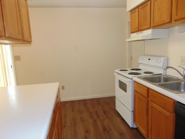 Building Photo - Nice 3 Bedroom 2.5 Bathroom Townhome!
