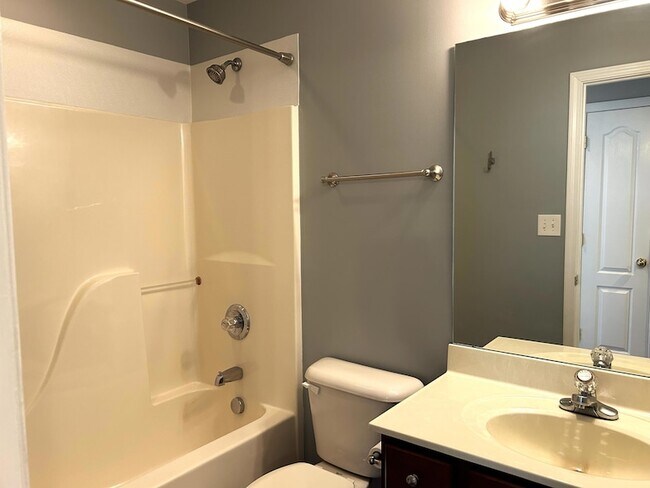 Building Photo - 213 New River Ct