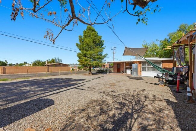 Building Photo - Light-Filled Tucson 2 Bedroom Rental – Move In This November!