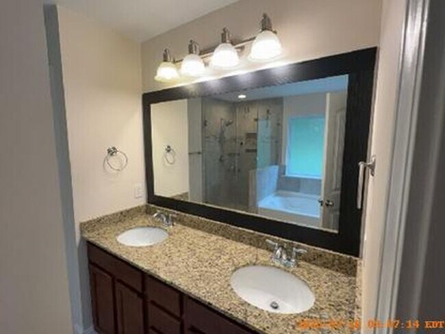 Building Photo - Lexington Living Oasis
