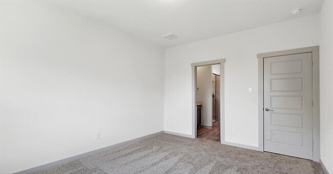 Building Photo - 128 New Hampton Wy