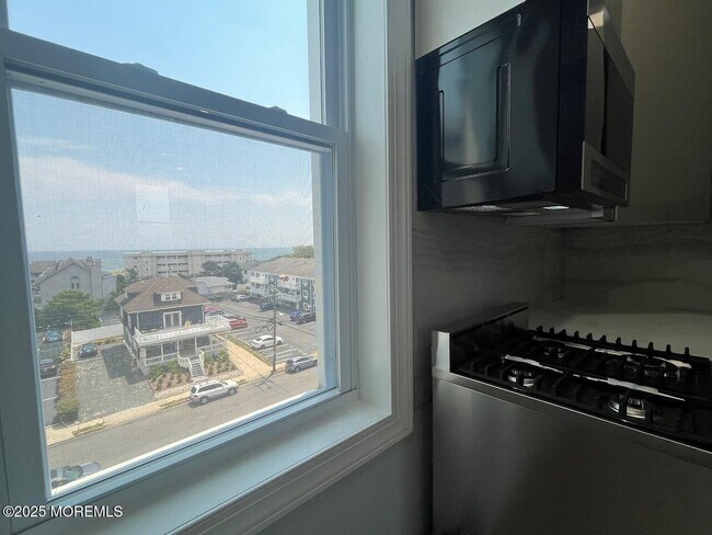 Building Photo - 201 Lareine Ave