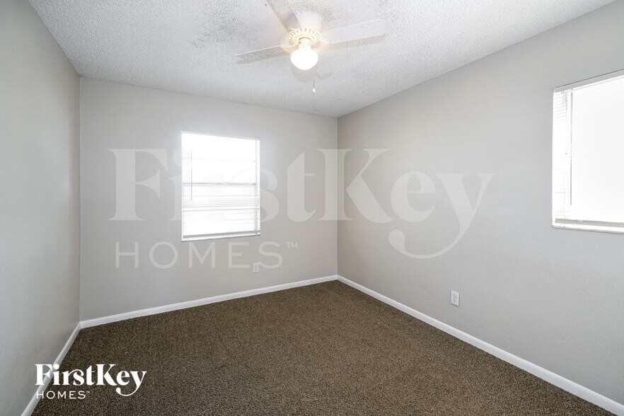 Building Photo - 802 Briarcliff Dr