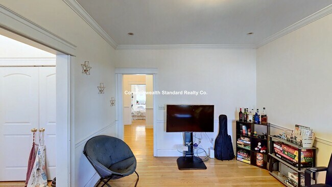 Building Photo - 27 Glenville Ave