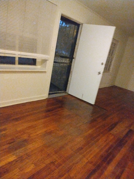 Building Photo - 548 Willaman St