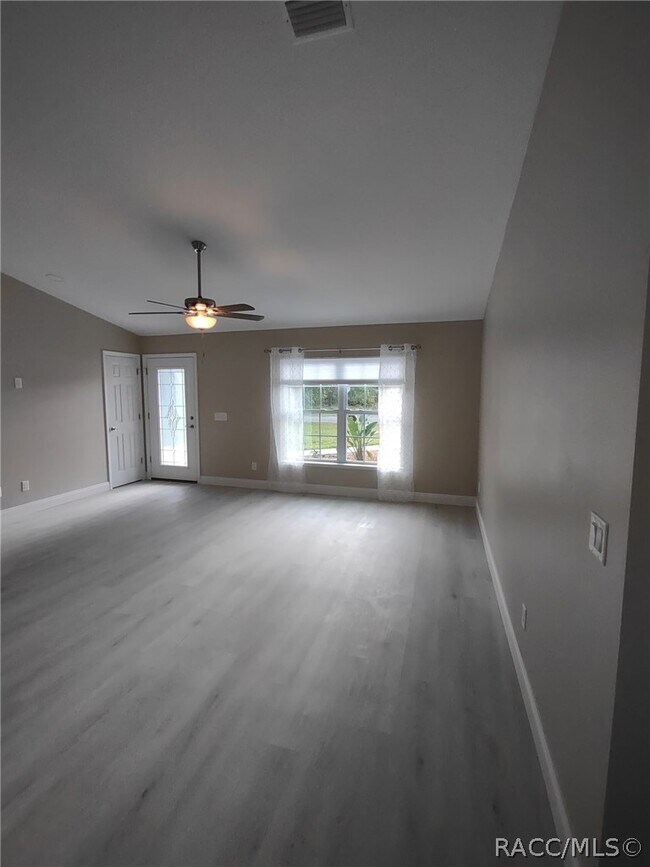 Building Photo - 7708 N Paris Dr