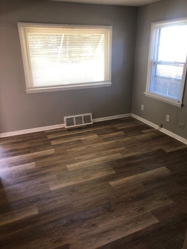 Building Photo - Single Family House with private backyard ...