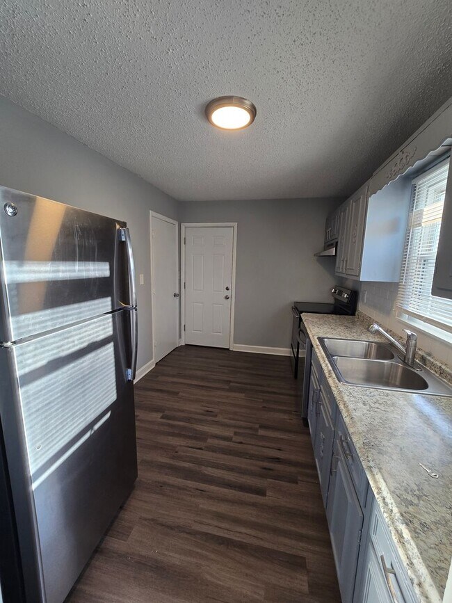 Building Photo - 3 Bedroom Ranch with large fenced in backyard