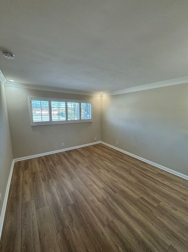 Building Photo - Beautiful Spacious Top Floor Condo 1 bed - 1 bath with parking in Burbank