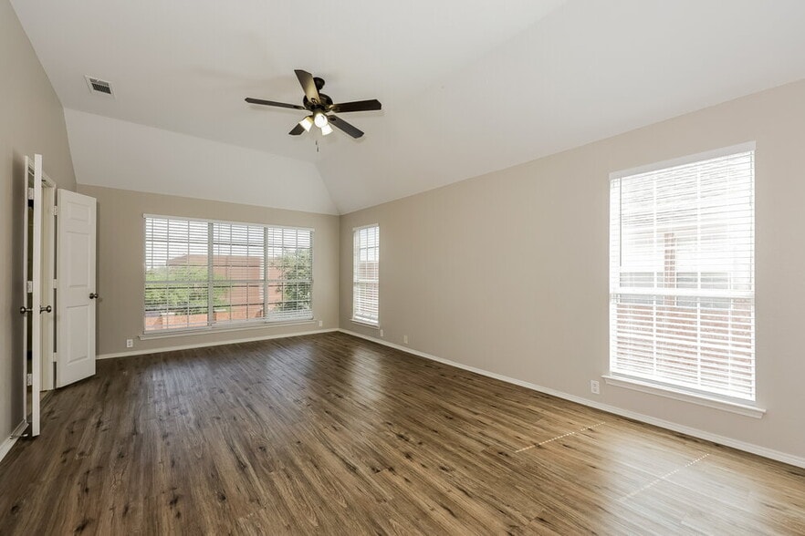Building Photo - 2325 Cimmaron Dr