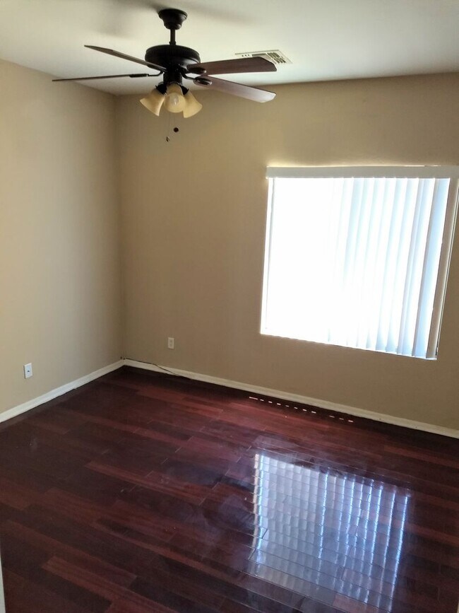Building Photo - HUGE 5 bedroom, 3 bathroom in Glendale
