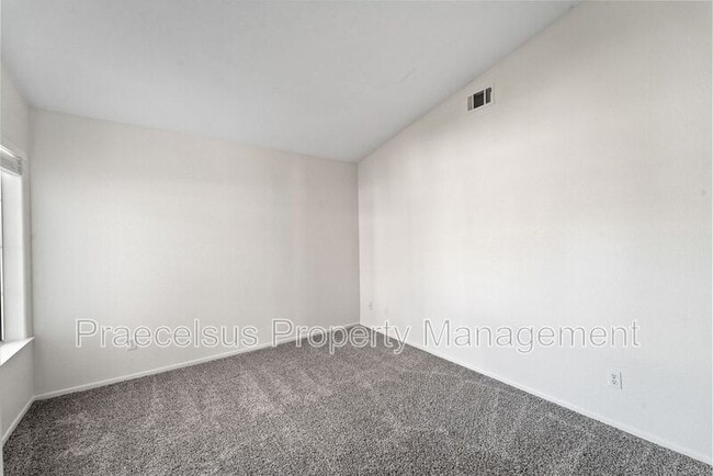 Building Photo - 2394-A Greenbriar Dr