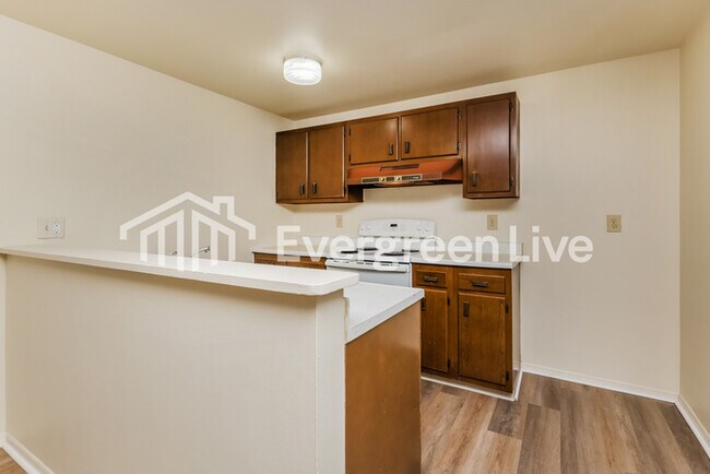 Building Photo - 5989 Chatsworth Dr