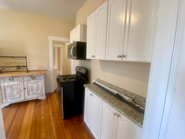 Building Photo - 133 Otis St