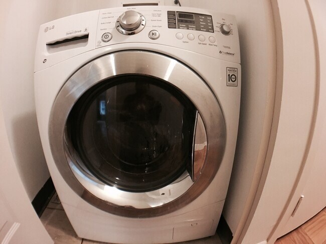 Building Photo - Large 2BR/1BA condo in gated community. Walking distance to Metro.