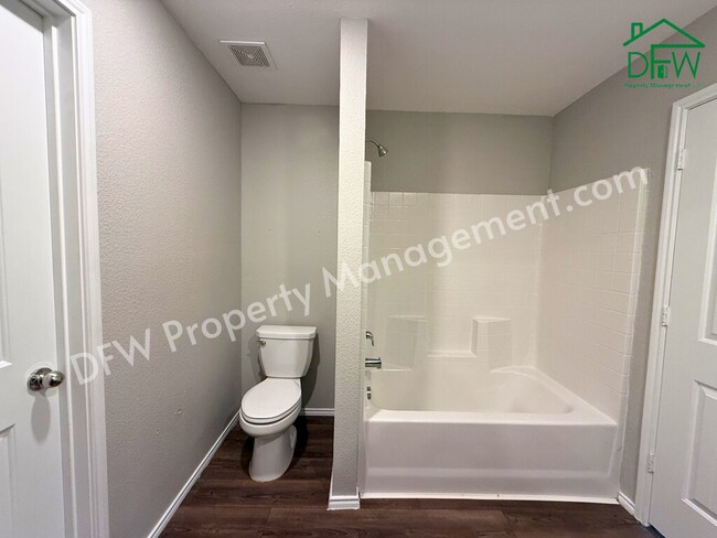 Building Photo - Modern 4-Bedroom Home with Island Kitchen & Spacious Backyard in Princeton!