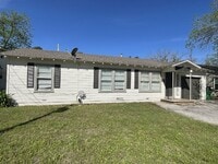 Building Photo - Sweetest 3 bedroom 2 bath one block from TSU!