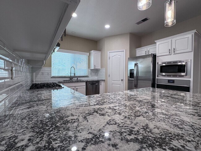 Building Photo - NW Visalia home coming soon!