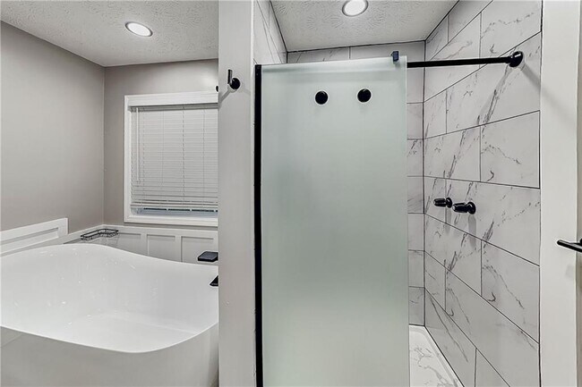 Building Photo - 985 Crystal Water Dr SE
