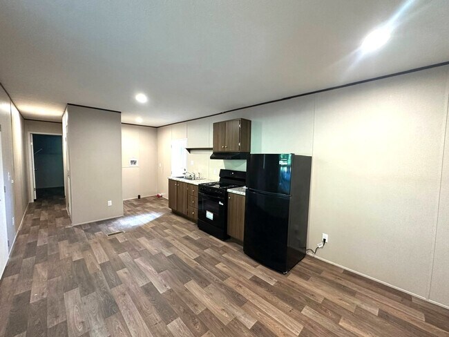 Building Photo - Brand new Efficiency 1 BR mobile home with large bonus room