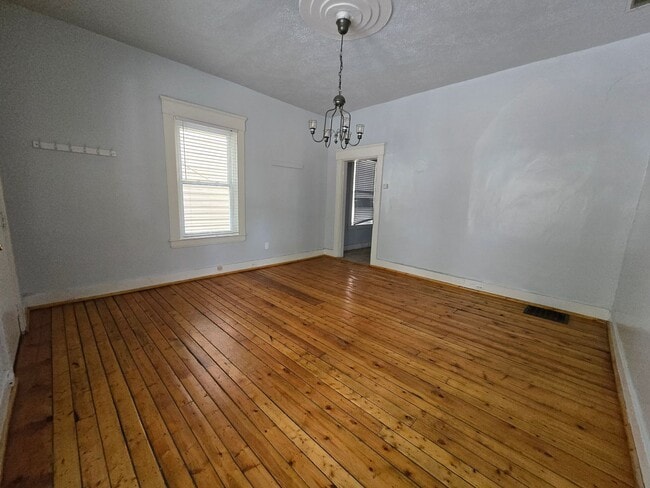 Building Photo - Cute and Quirky!! 3 Bed 2 Bath Home in upcoming Walnut Hills