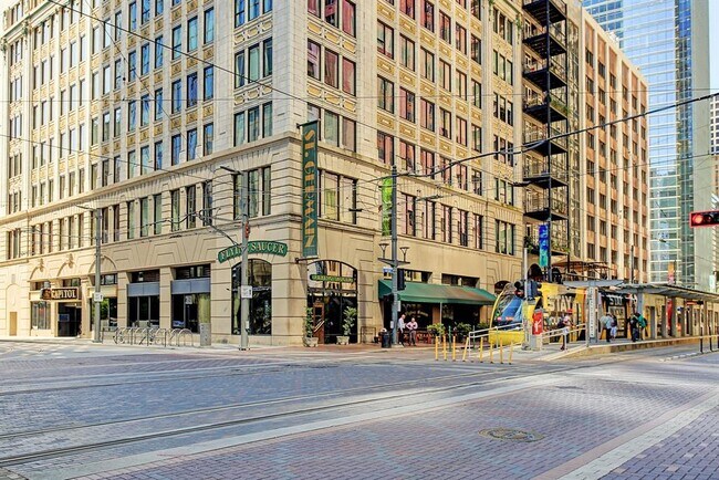 Building Photo - 705 N Main St