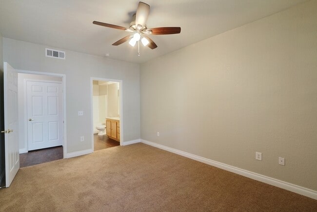 Building Photo - Upgraded Northwest 1 Bedroom Condo with At...
