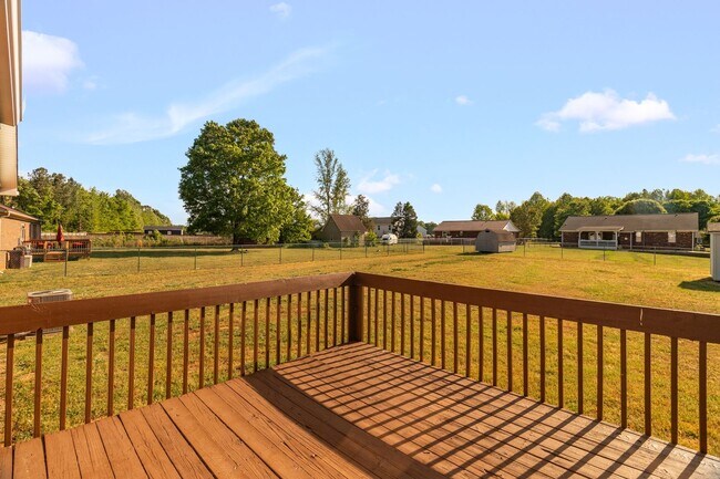 Building Photo - Beautifully Updated 3 bedroom, 2 bathroom Brick Ranch in Lexington