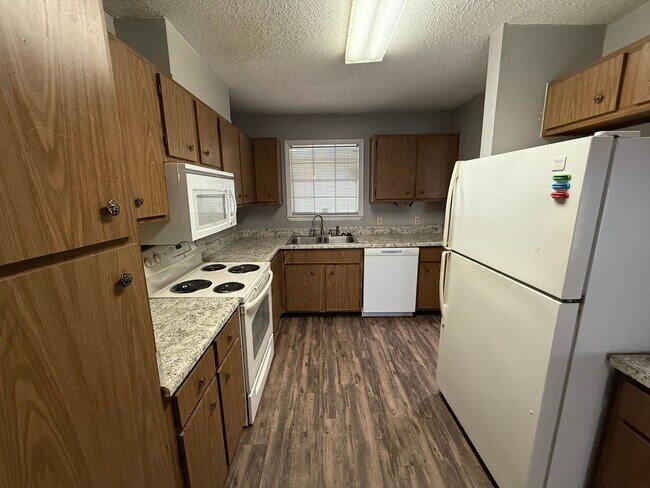 Building Photo - Duplex w/ FENCED YARD off Dellwood!