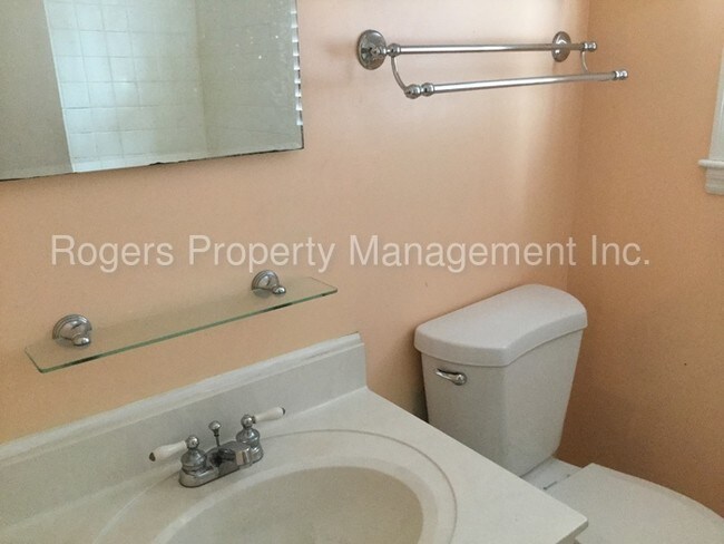 Building Photo - 207 Oak Ridge Ln