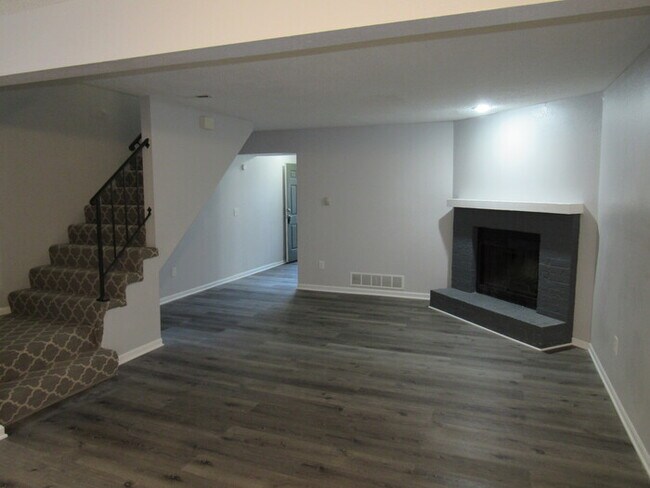 Building Photo - Cozy 2 bedrooms and 1.5 baths townhome located in Lee's Summit